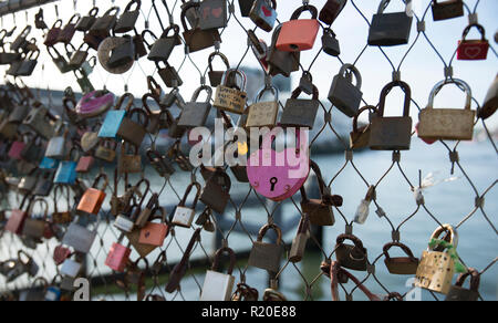 Rotterdam,Hollande,14-nov-2018:cadenas et autres agrafes d'amour attaché à l'rijnhavenbrug à Rotterdam, autrefois connu sous le nom de pont hooker Banque D'Images