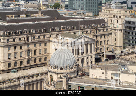 Vue sur le toit du portique d'entrée avant de la Banque d'Angleterre à Threadneedle Street, City of London, EC2 dans la banque de Conservation Banque D'Images