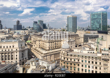 Vue sur l'horizon sur le toit de la Banque d'Angleterre, Threadneedle Street, City of London, EC2 avec Angel Cour et Maison du Maure derrière Banque D'Images