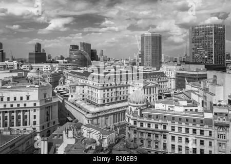 Vue sur l'horizon sur le toit de la Banque d'Angleterre, Threadneedle Street, City of London, EC2 avec Angel Cour et Maison du Maure derrière Banque D'Images