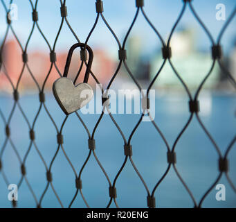 Les cadenas et autres agrafes d'amour attaché à l'rijnhavenbrug à Rotterdam, autrefois connu sous le nom de pont hooker Banque D'Images