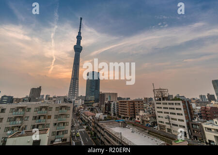 Tokyo, Sumida Ward - Août 2, 2018 : le coucher du soleil sur la ville d'Oshiage district. Tour Tokyo Skytree et Solamachi en arrière-plan Banque D'Images