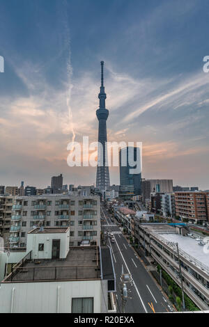 Tokyo, Sumida Ward - Août 2, 2018 : le coucher du soleil sur la ville d'Oshiage district. Tour Tokyo Skytree et Solamachi en arrière-plan Banque D'Images