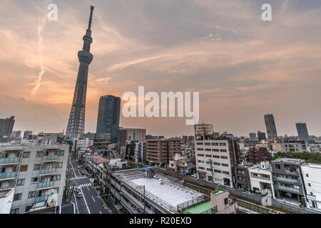 Tokyo, Sumida Ward - Août 2, 2018 : le coucher du soleil sur la ville d'Oshiage district. Tour Tokyo Skytree et Solamachi en arrière-plan Banque D'Images