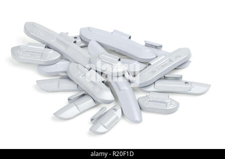 Pile de type clip Poids des pneus de zinc. Les masses de roue de correction, pour monter sur les jantes pour créer une meilleure répartition des masses et l'équilibre. Exempt de plomb. Banque D'Images