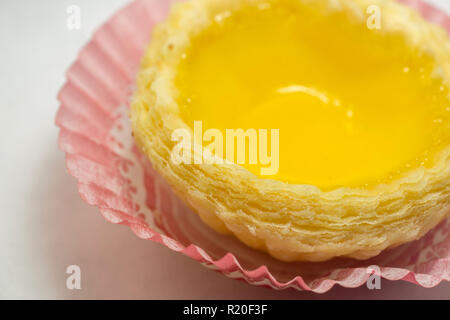 Tarte aux oeufs (Style Dim Sum) isolé sur fond blanc Banque D'Images