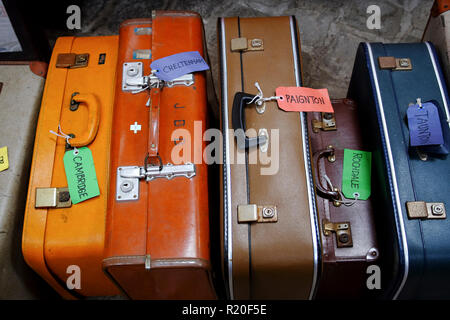 Valises Vintage vintage avec des étiquettes de bagages. Banque D'Images