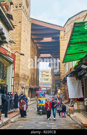 Le CAIRE, ÉGYPTE - Le 21 décembre 2017 : Al-Muizz street de souk Khan El-Khalili avec vue sur toit de bois de Al-Ghuri complexe, le 21 décembre au Caire. Banque D'Images