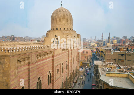 Le CAIRE, ÉGYPTE - Le 21 décembre 2017 : Bab Zuwayla gate est beau point de vue pour observer le Sultan al-Mu'ayyad, mosquée Al Muizz rue avec demeures historiques et Banque D'Images