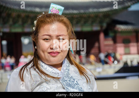 Lady'habillés en costume traditionnel coréen, un hanbok, se tenait à poser et souriant. Banque D'Images