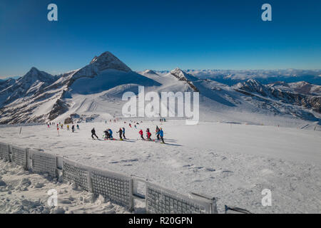 Vue panoramique de la région autrichienne de ski du glacier Hintertux, dans la région de Tyrol avec personnes ski accessoires Banque D'Images