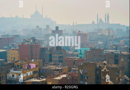 Vue aérienne du Caire islamique en hiver matin brouillard, les silhouettes de grands minarets et citadelle de Saladin dominent les toits de la ville, de l'Égypte. Banque D'Images