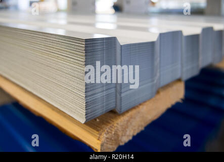 Pile de feuilles de carton ondulé sur le rack store Banque D'Images