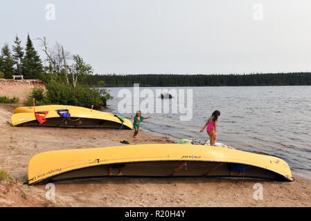 Crie d'enfants sur la rive du lac Mistassini, le plus grand lac naturel en superficie dans la province de Québec, Canada Banque D'Images