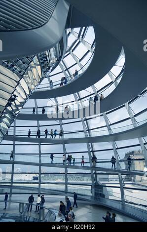 Avis de touristes sur le chemin de l'intérieur du dôme en verre sur le toit du bâtiment du Reichstag, Berlin, Allemagne Banque D'Images