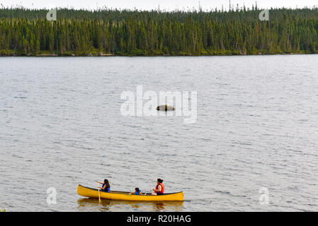 Les autochtones cris sur un canot sur le lac Mistassini, le plus grand lac naturel en superficie dans la province de Québec, Canada Banque D'Images