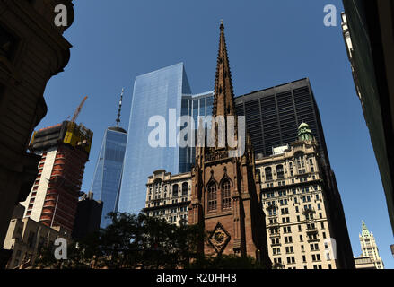 New York cityscape avec Trinity Church dans le lower Manhattan Banque D'Images