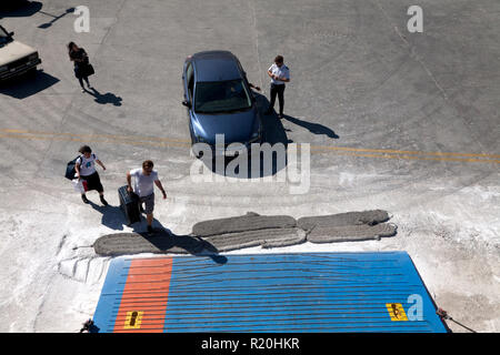 Location de chargement sur car-ferry à korissia kea Cyclades Grèce Banque D'Images