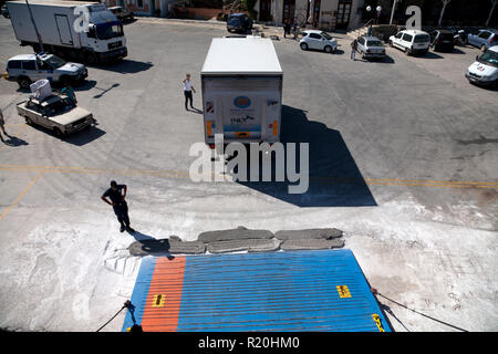 Chargement sur camion car-ferry à korissia kea Cyclades Grèce Banque D'Images