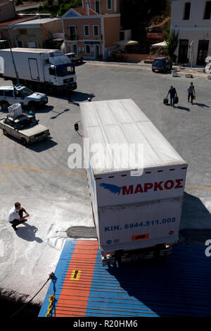 Chargement sur camion car-ferry à korissia kea Cyclades Grèce Banque D'Images