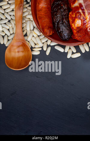 Cuillère appétissant plat. Délicieux pour l'automne, d'hiver et toute l'année. Fabada asturienne, plat typique des Asturies (Espagne). Ragoût de haricots (haricots blancs) avec Banque D'Images