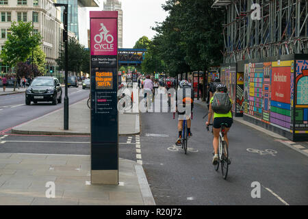 Les cyclistes du vélo sur une section du CS6 Cycle Superhighway Nord-Sud à l'heure de pointe, Blackfriars, London, UK Banque D'Images