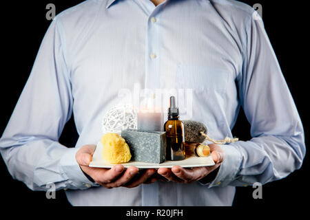 Manly man bac en céramique blanche avec un groupe d'autre spa essentials, huile, savon à barbe grise, éponge de mer naturelle, candle burning, de l'huile. Banque D'Images