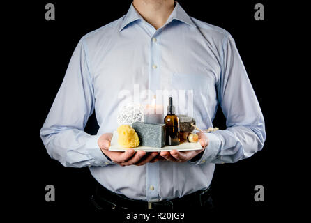 Manly man bac en céramique blanche avec un groupe d'autre spa essentials, huile, savon à barbe grise, éponge de mer naturelle, candle burning, de l'huile. Banque D'Images