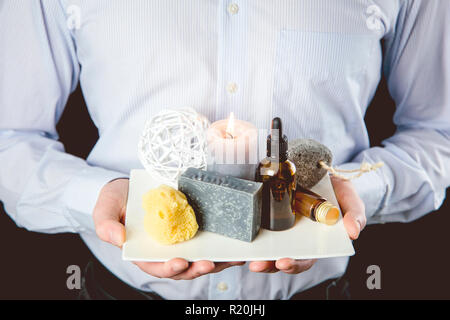 Manly man bac en céramique blanche avec un groupe d'autre spa essentials, huile, savon à barbe grise, éponge de mer naturelle, candle burning, de l'huile. Banque D'Images