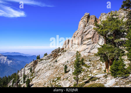 Paysage de haute altitude à Sequoia National Park, la Sierra Nevada ; bleu ciel et la fumée des feux de forêt couvrant la vallée visible dans la zone de Banque D'Images