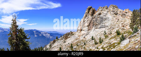 Paysage de haute altitude à Sequoia National Park, la Sierra Nevada ; bleu ciel et la fumée des feux de forêt couvrant la vallée visible dans la zone de Banque D'Images