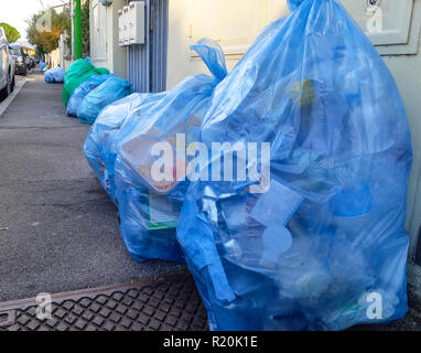 Retrait de la journée avec des sacs en plastique. La collecte sélective pour recyclage en Italie. Banque D'Images