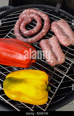 Les poivrons et les saucisses sur le grill. Banque D'Images