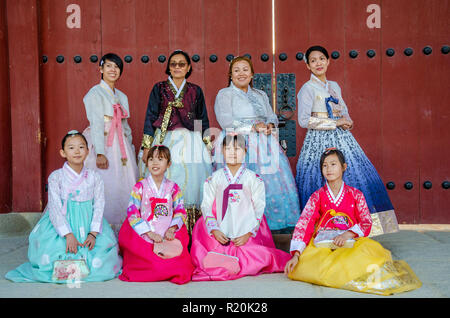 Un groupe de dames et jeunes filles posent pour une photo, vêtu du costume traditionnel costume traditionnel coréen, le hanbok. Banque D'Images