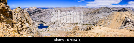 Paysage panoramique des montagnes de la Sierra Nevada comme vu de Alta pic en Sequoia National Park ; Lac Poire visible dans la vallée ; Californie Banque D'Images