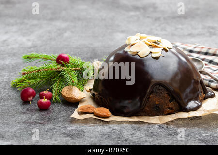 Le pudding de Noël faits maison sur fond noir en gris Banque D'Images