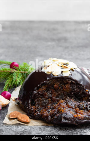 Le pudding de Noël faits maison sur fond noir en gris Banque D'Images