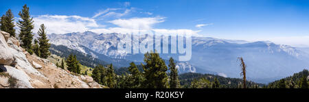 Paysage dans les montagnes de la Sierra Nevada comme vu du sentier à pic, Sequoia National Park, Californie Banque D'Images