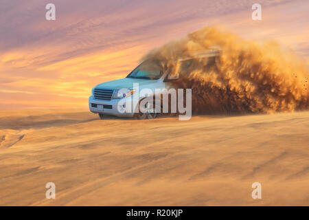 Safari Aventure hors route avec des SUV dans le désert arabique au coucher du soleil. Véhicule tout terrain à travers bashing dunes de sable dans le désert de Dubaï. Banque D'Images