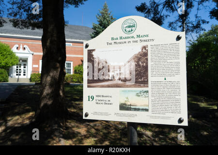 Le conseil d'information bilingue à propos de Mt Desert Island Hospital à Bar Harbor, Maine, USA. Banque D'Images