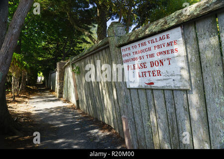 Voie ouverte par un parc privé et aucun signe de détritus sur une vieille clôture en bois, Bar Harbor, Maine, USA. Banque D'Images