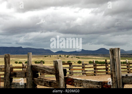 Arizona high desert ranch life corrals escrime bois avec vue sur collines et montagnes Banque D'Images