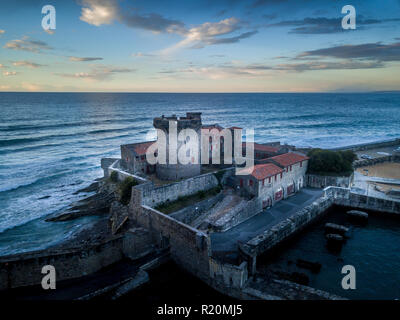 Panorama de l'antenne de Socoa fort qui garde l'entrée de la baie de Saint Jean de Luz, la plage populaire et resort sur l'océan Atlantique Banque D'Images