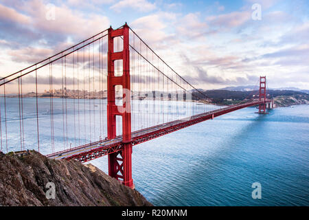 Vue panoramique sur le Golden Gate Bridge reliant San Francisco et de Marin Headlands, au coucher du soleil Banque D'Images