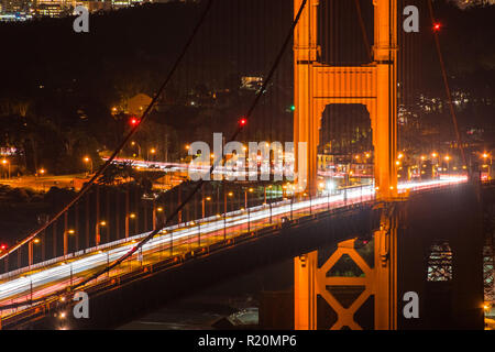 Vue de nuit sur une des tours du pont du Golden Gate avec un trafic, San Francisco, Californie ; longue exposition Banque D'Images