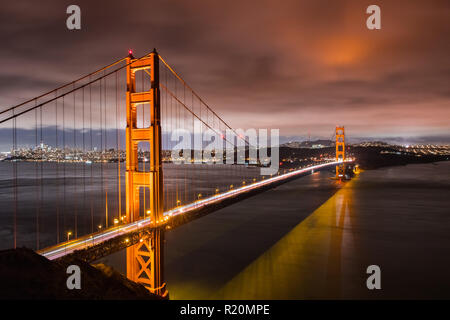 Vue de nuit sur le Golden Gate Bridge reliant San Francisco et les Marin Headlands, Californie ; longue exposition Banque D'Images