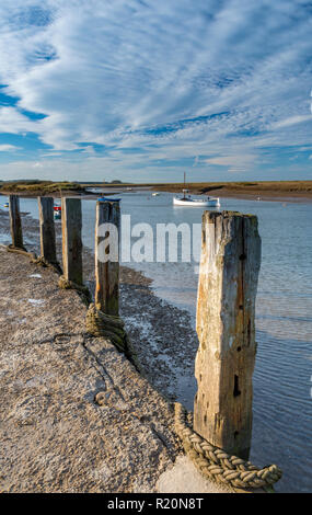 Le port et le quai de Burnham Overy Staithe sur le littoral de Norfolk une journée d'automne, avec des nuages dans un ciel bleu. Banque D'Images