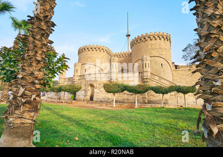 La cité médiévale Bab Al-Azab porte de la paroi extérieure de la Citadelle de Saladin avec d'immenses tours jumelles, porche massif et de petites tours de garde, entouré d'ornement Banque D'Images