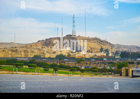 Le paysage de montagnes de Mokattam, célèbre pour l'Église copte et les ordures (Ville Manshiyat Naser), situé à son pied, Le Caire, Égypte. Banque D'Images