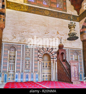 Le CAIRE, ÉGYPTE - Le 21 décembre 2017 : La salle de prière de la mosquée Al-Nasir Mouhammad de Saladin Citadel avec ornement géométrique sur mur, pierre pittoresque mihrab Banque D'Images